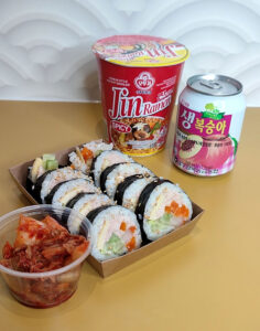 Tablée dans un convenience store à Paris : Kimbap thon mayonnaise, kimchi maison, ramyeons, boisson à la pêche coréenne